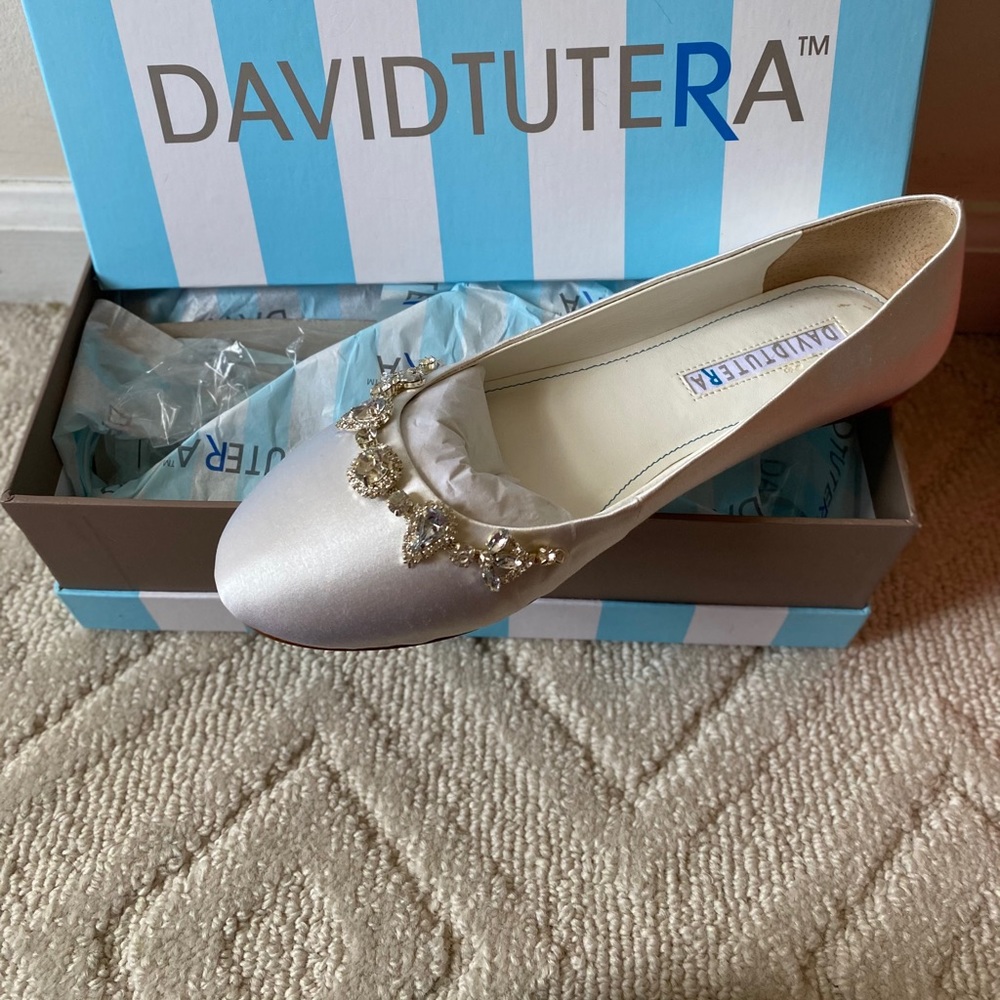 David Tutera shoe designer White Satin Size 7 flat